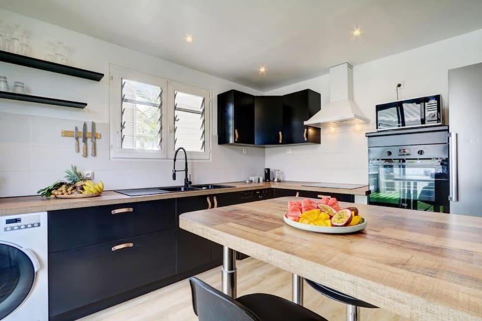 Kitchen or kitchenette, Food and drinks, Dining area, Food, dishwasher, minibar