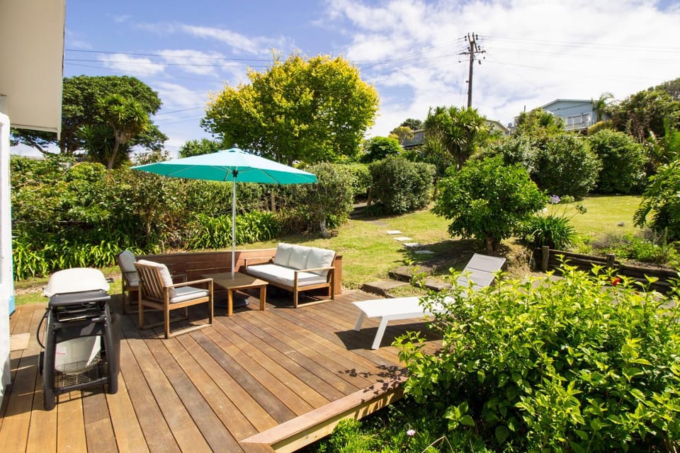 Classic bach near the beach House in Auckland Region