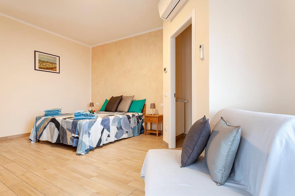 Bed, Living room, Photo of the whole room, Seating area, Bedroom, towels