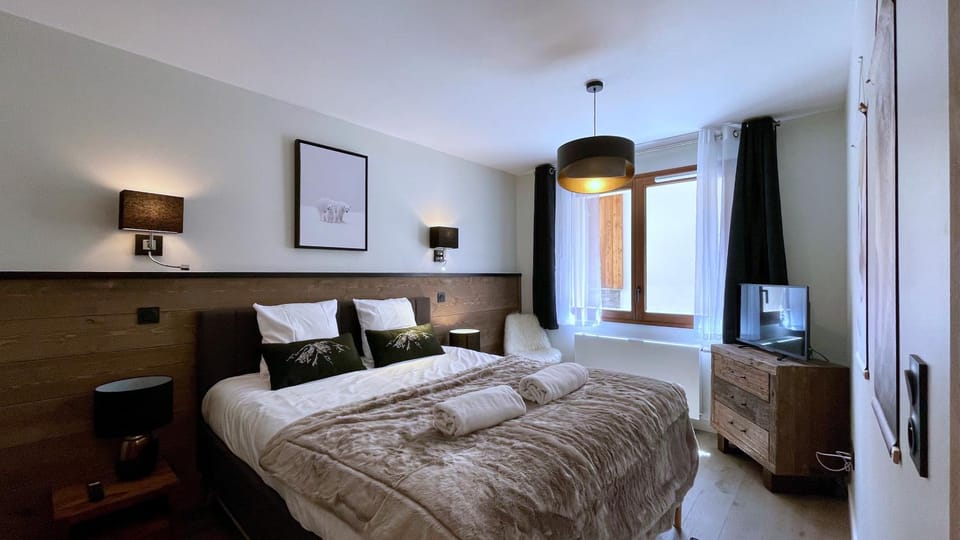 Bed, TV and multimedia, Photo of the whole room, Bedroom