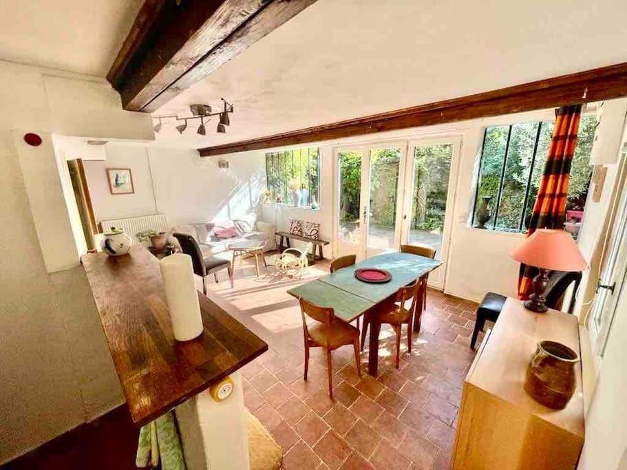 Charmante maison dans jardin, calme, 55m2- 2ch, métro, très proche Paris Apartment in Vitry-sur-Seine