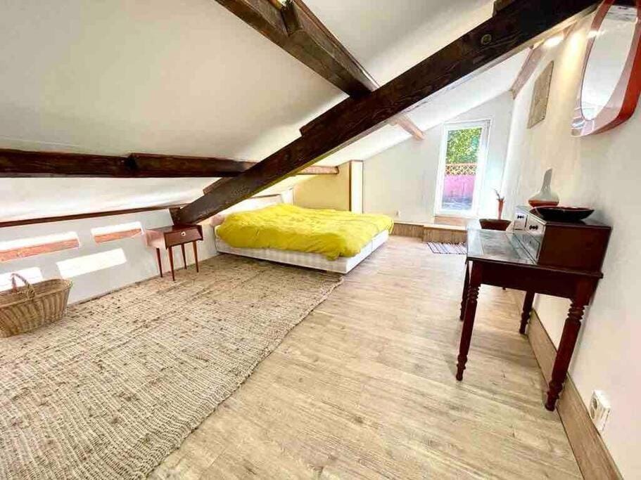 Charmante maison dans jardin, calme, 55m2- 2ch, métro, très proche Paris Apartment in Vitry-sur-Seine