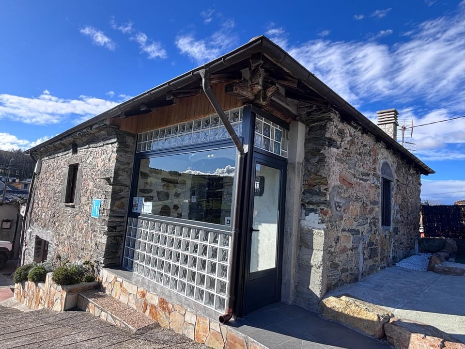 27A01 Casa Uría Cam Santiago by R2R Consulting House in Asturias