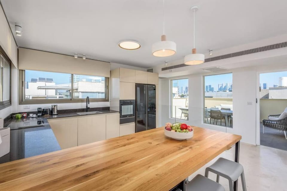 Kitchen or kitchenette, Seating area, Dining area