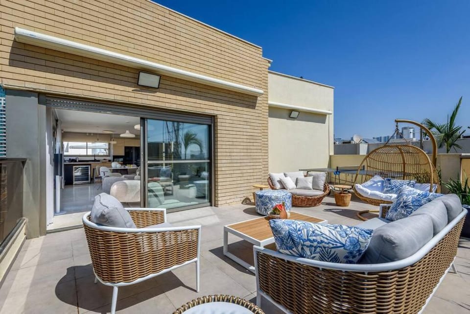 Patio, View (from property/room), Balcony/Terrace, Living room, Seating area, sunbed