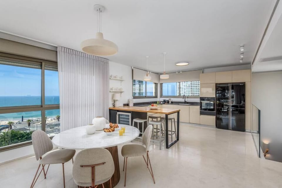 Natural landscape, View (from property/room), Kitchen or kitchenette, Living room, Seating area, Dining area, Sea view, oven