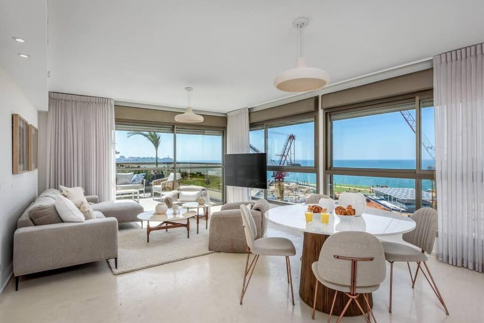 Communal lounge/ TV room, Natural landscape, TV and multimedia, View (from property/room), Balcony/Terrace, Living room, Seating area, Dining area, Evening entertainment, Sea view