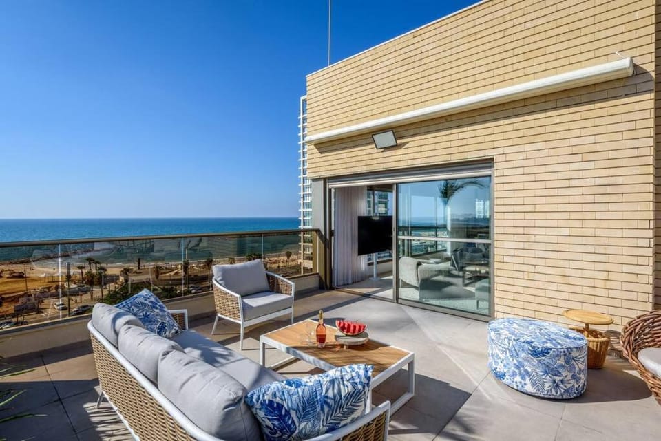 Patio, Day, Natural landscape, View (from property/room), Balcony/Terrace, Seating area, Sea view, sunbed