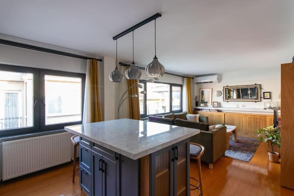 Stylish & Dreamy 2BR Flat w/Common Terrace in Moda Apartment in Istanbul