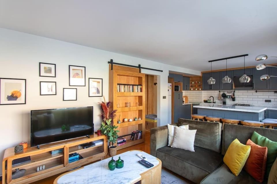 Stylish & Dreamy 2BR Flat w/Common Terrace in Moda Apartment in Istanbul