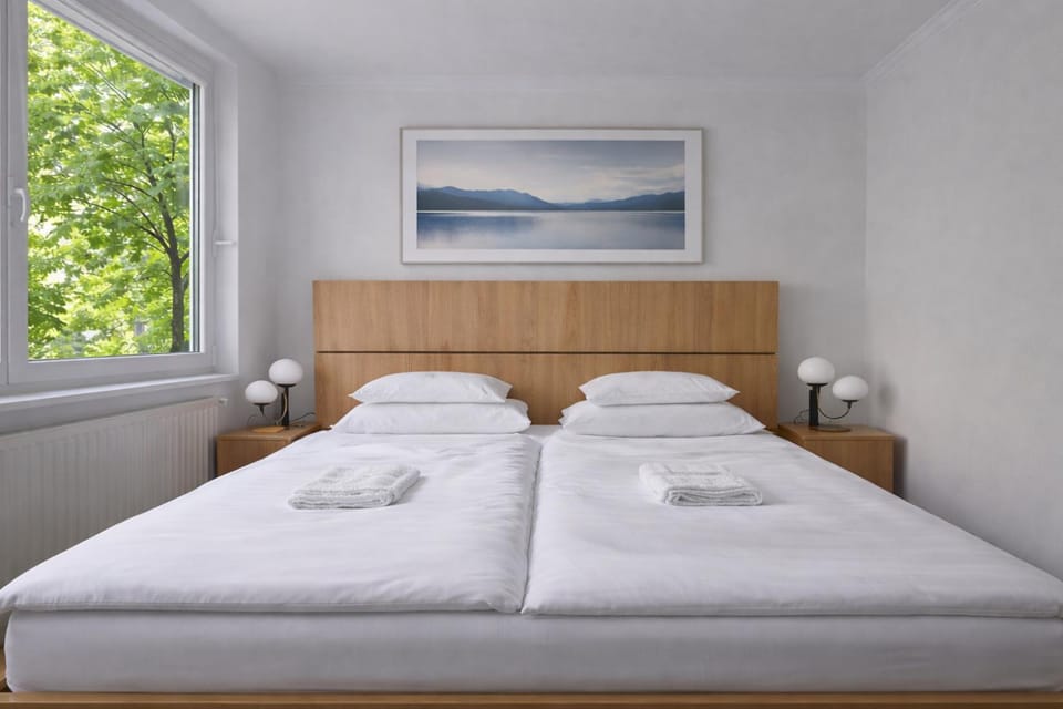 Bed, Photo of the whole room, Bedroom, towels