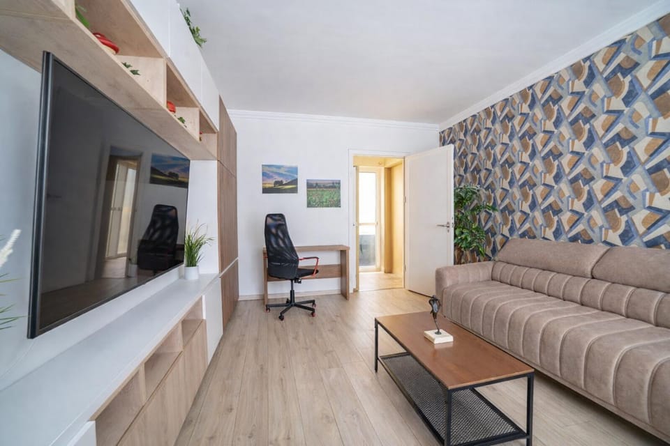 TV and multimedia, Living room, Seating area, Bedroom