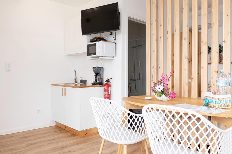 TV and multimedia, Coffee/tea facilities, Kitchen or kitchenette, Dining area, microwave, stove