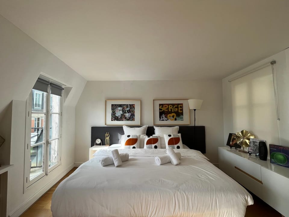Bed, towels