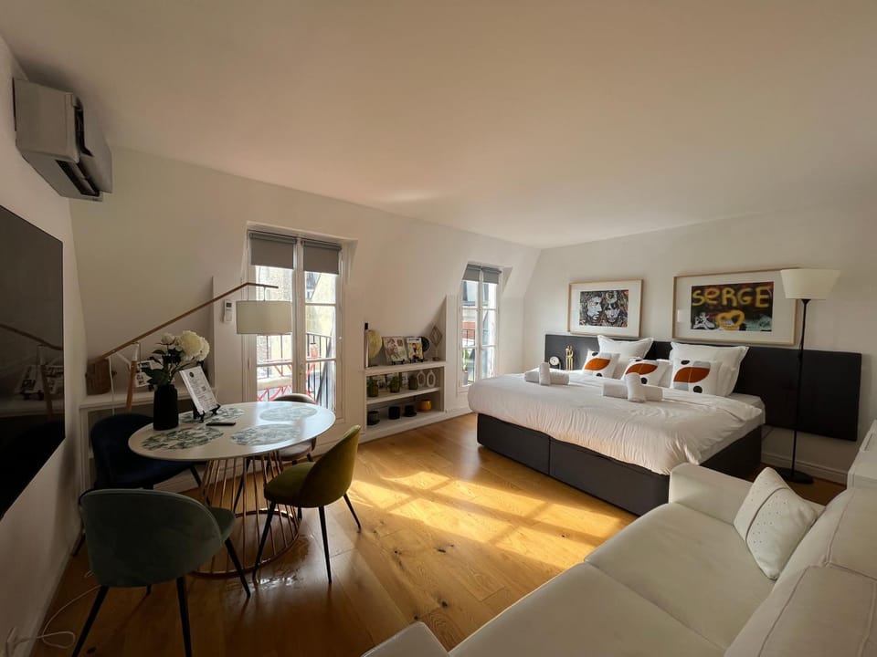Bed, TV and multimedia, Photo of the whole room, Seating area, Dining area