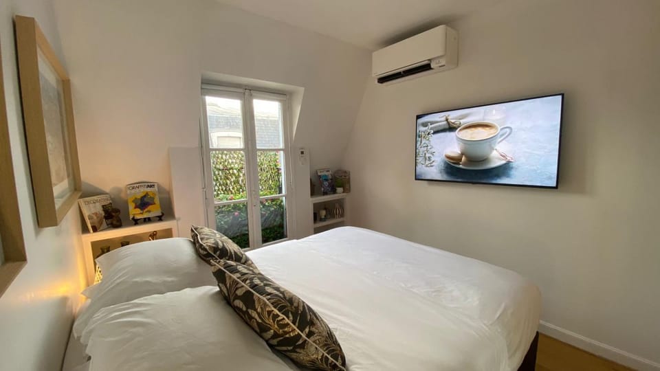 Bed, TV and multimedia, Photo of the whole room, air conditioner