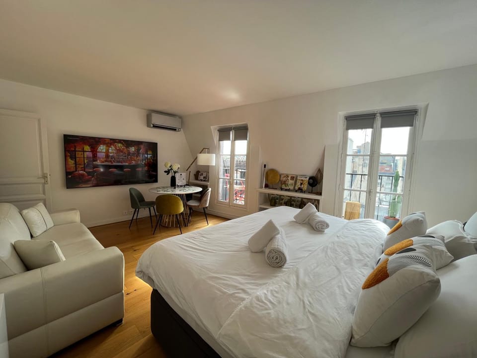 Bed, TV and multimedia, Photo of the whole room, towels