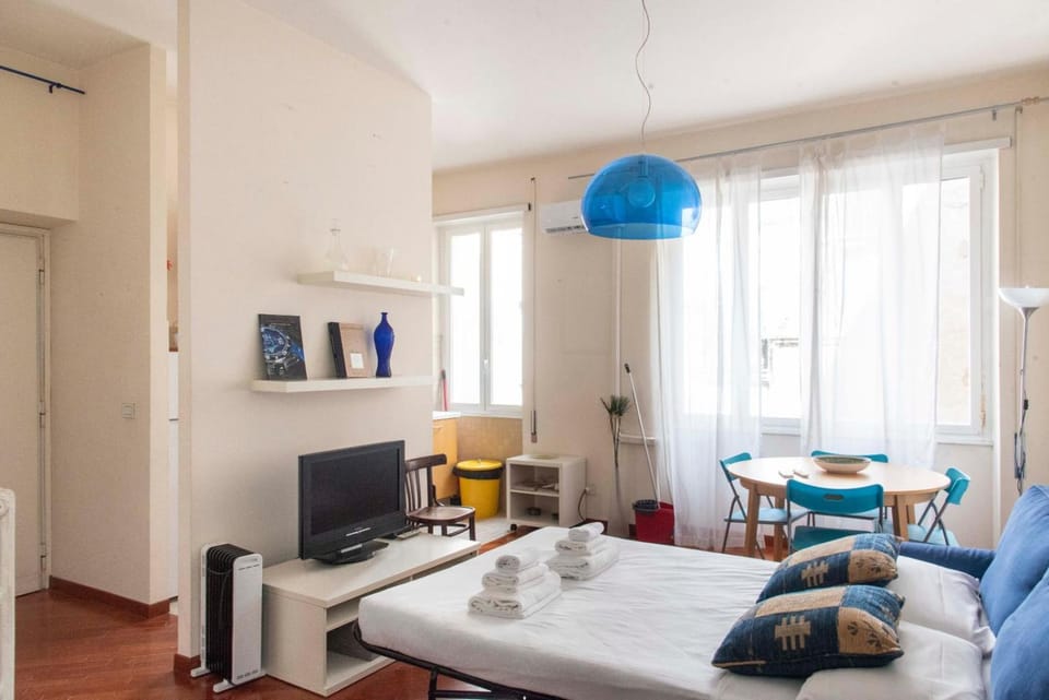 Bed, TV and multimedia, towels