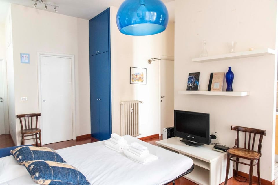 Bed, TV and multimedia, Photo of the whole room
