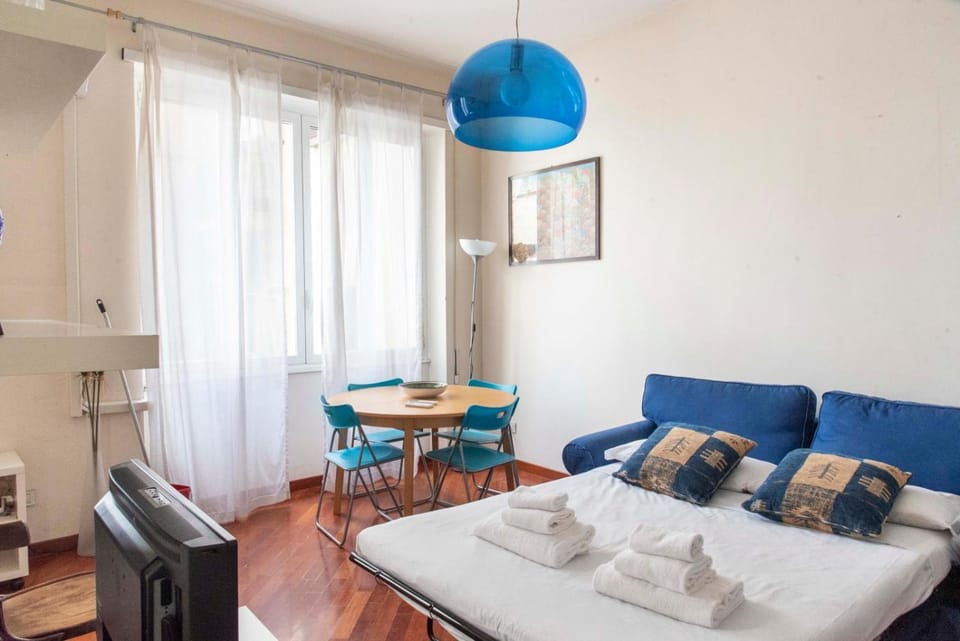Bed, TV and multimedia, towels