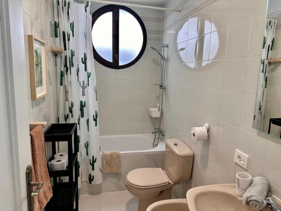 Shower, Toilet, Bathroom, Bath, bidet, towels