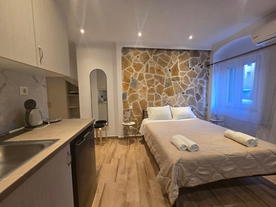 Bed, Kitchen or kitchenette, Bedroom, towels, air conditioner