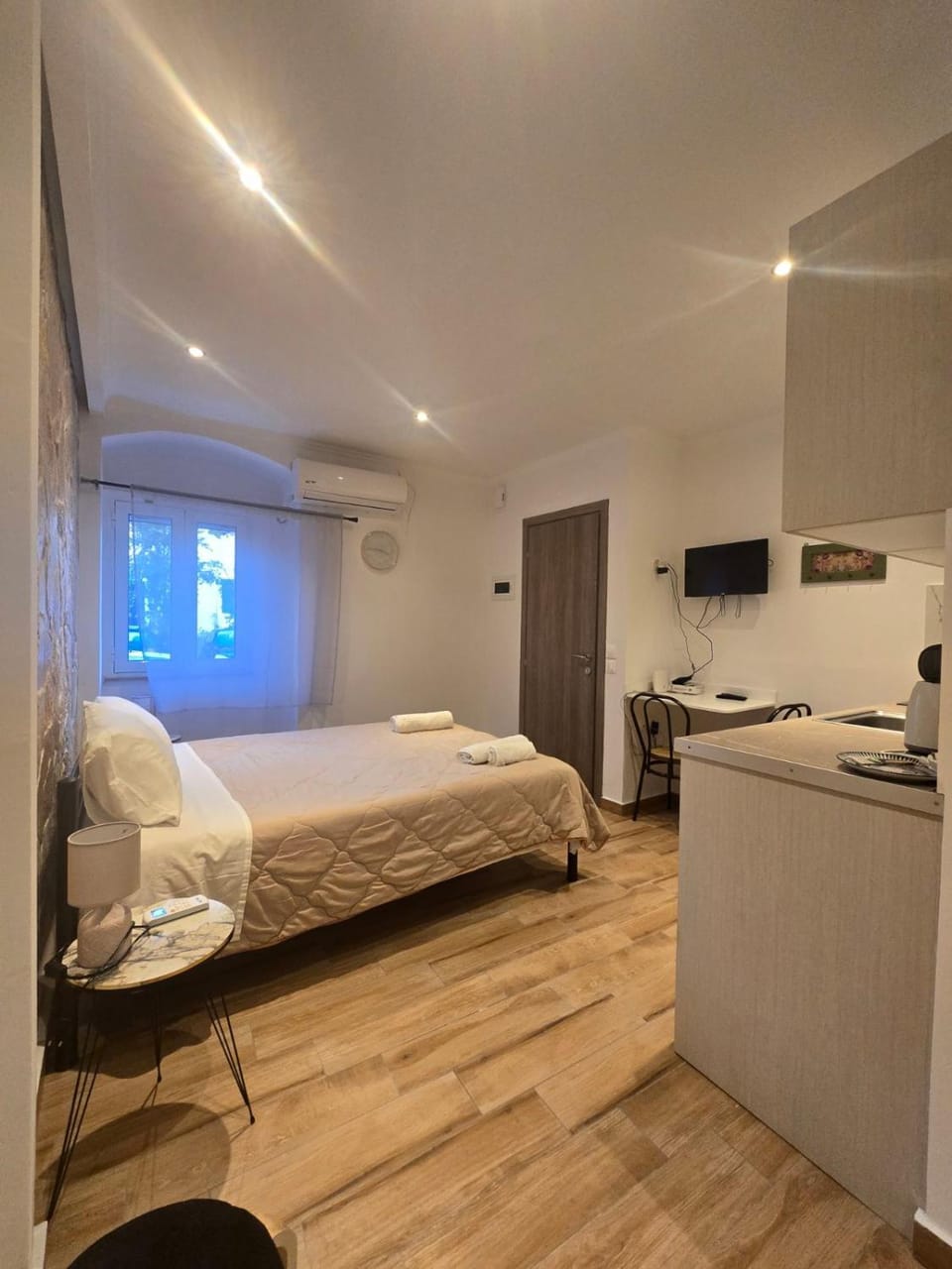 Bed, TV and multimedia, Seating area, Bedroom, air conditioner