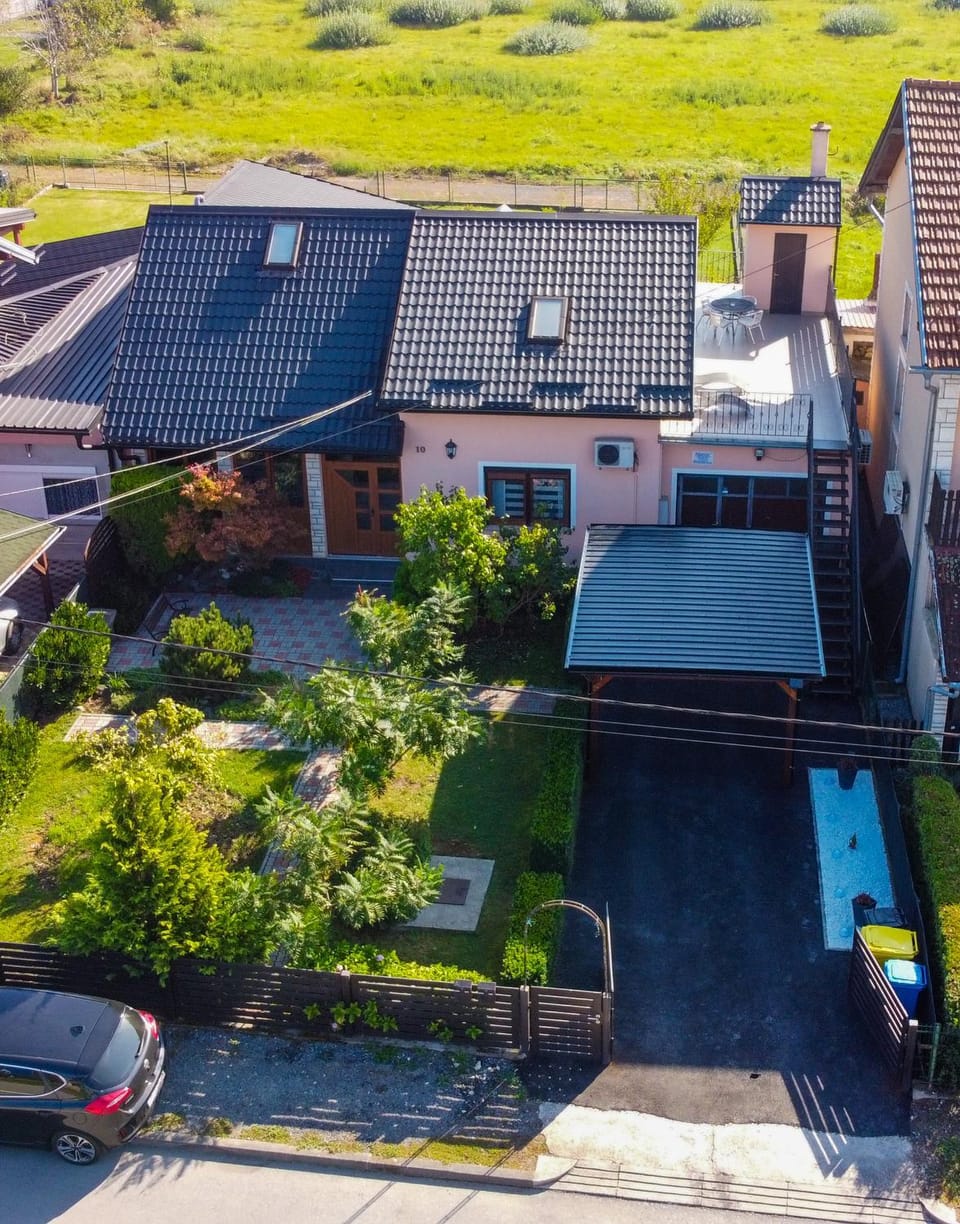 Property building, Day, Neighbourhood, Bird's eye view, Garden, Garden view, Parking