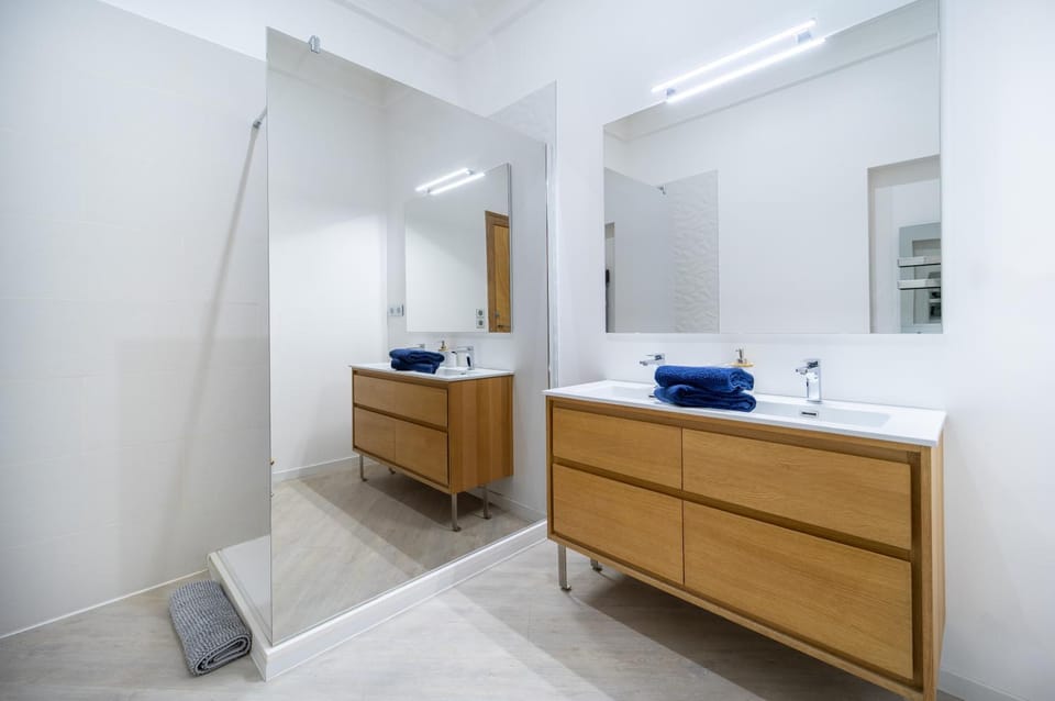 Bathroom, towels