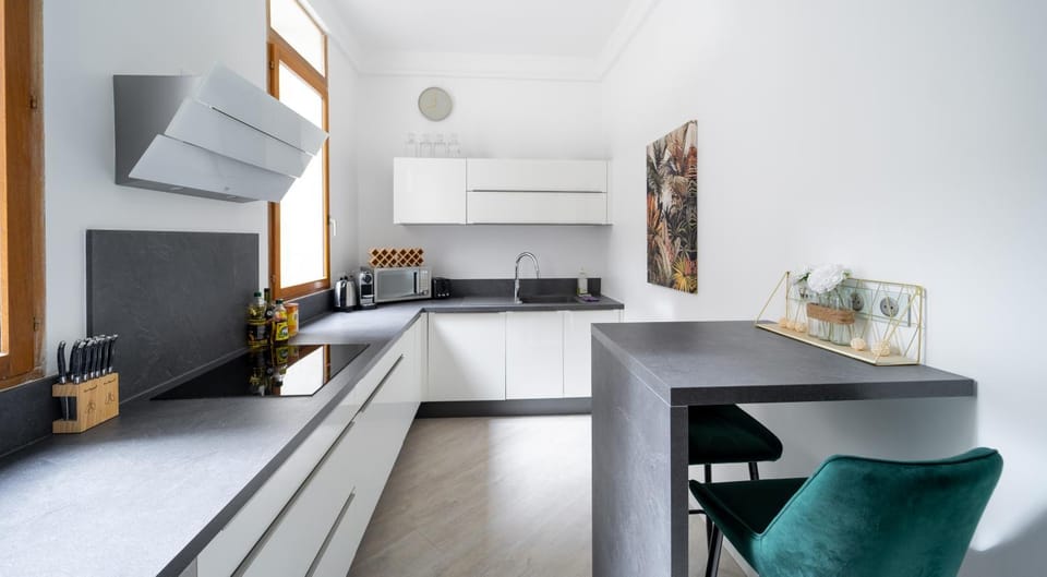 Kitchen or kitchenette, Dining area