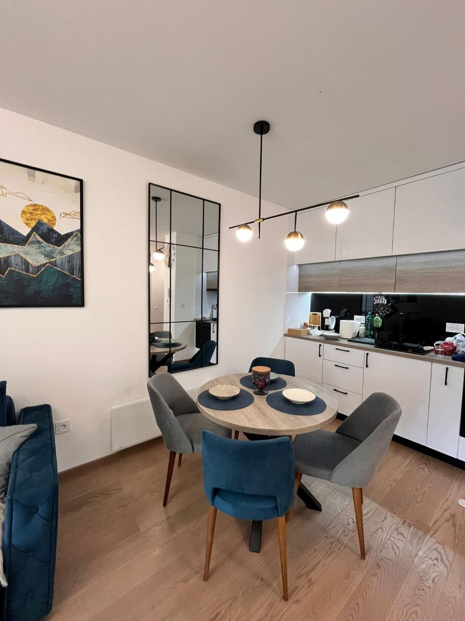 Kitchen or kitchenette, Dining area