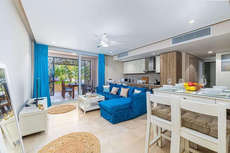 Kitchen or kitchenette, Living room, Dining area