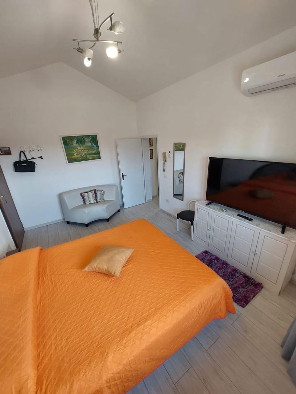 Bed, TV and multimedia, Bedroom