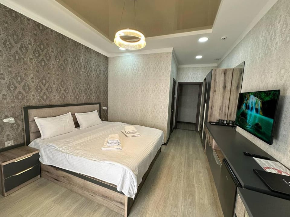 Bed, TV and multimedia, Photo of the whole room, Bedroom, hair dresser