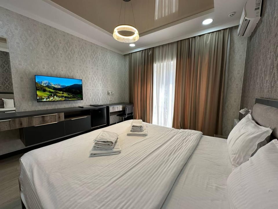 Bed, TV and multimedia, Photo of the whole room, Bedroom, towels