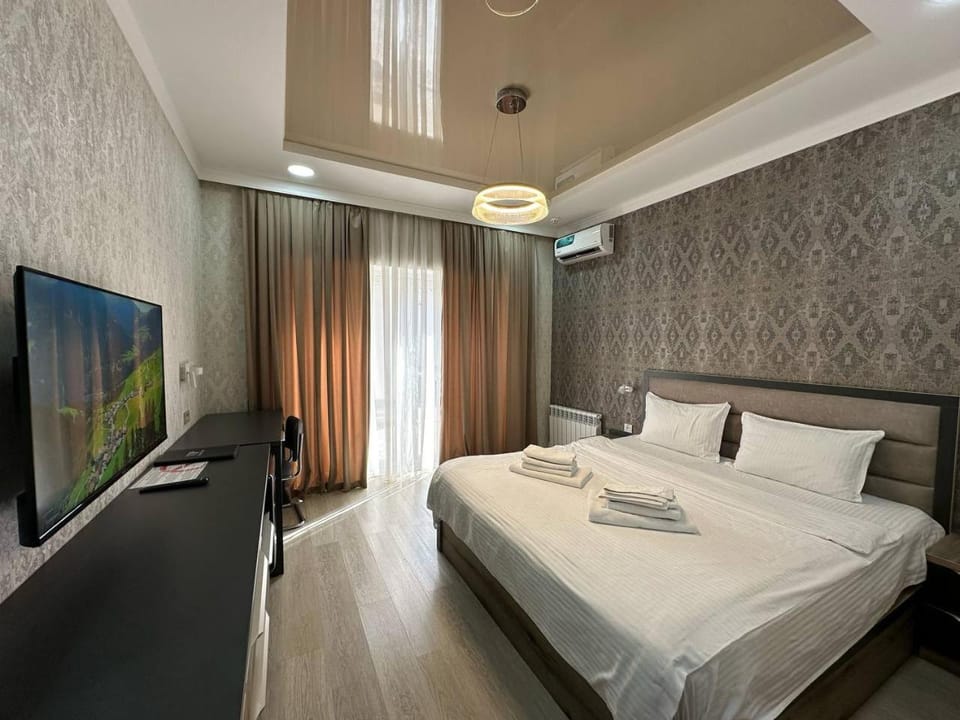 Bed, TV and multimedia, Photo of the whole room, Bedroom, towels, air conditioner