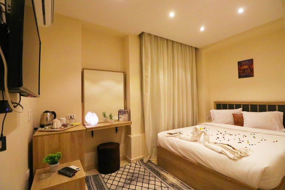 Bed, TV and multimedia, Kitchen or kitchenette, Photo of the whole room, Bedroom