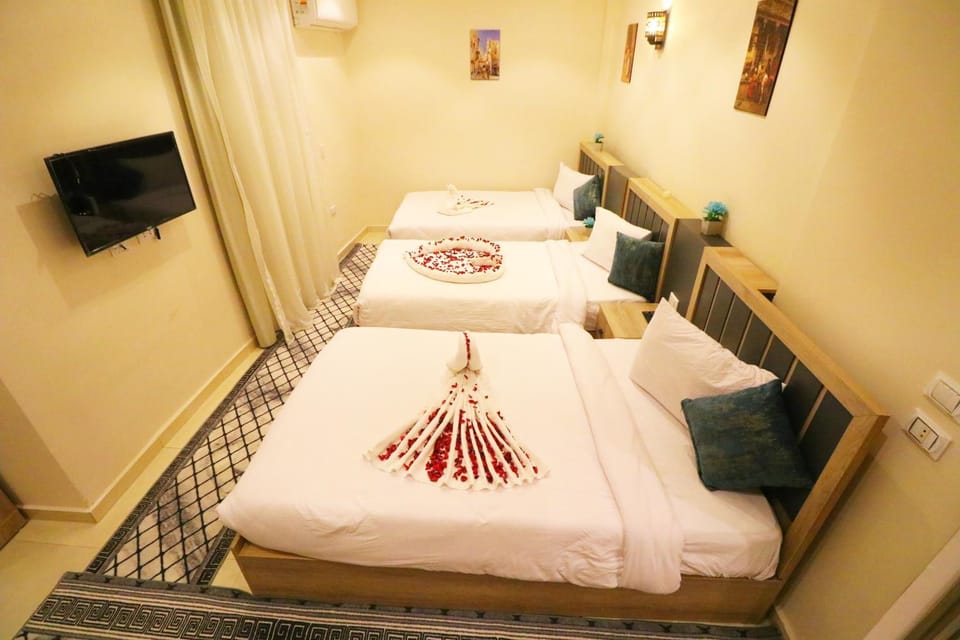 Bed, TV and multimedia, Photo of the whole room, Bedroom, towels