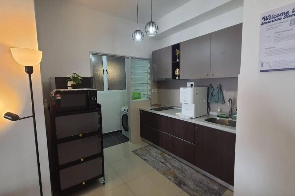 Kitchen or kitchenette, minibar