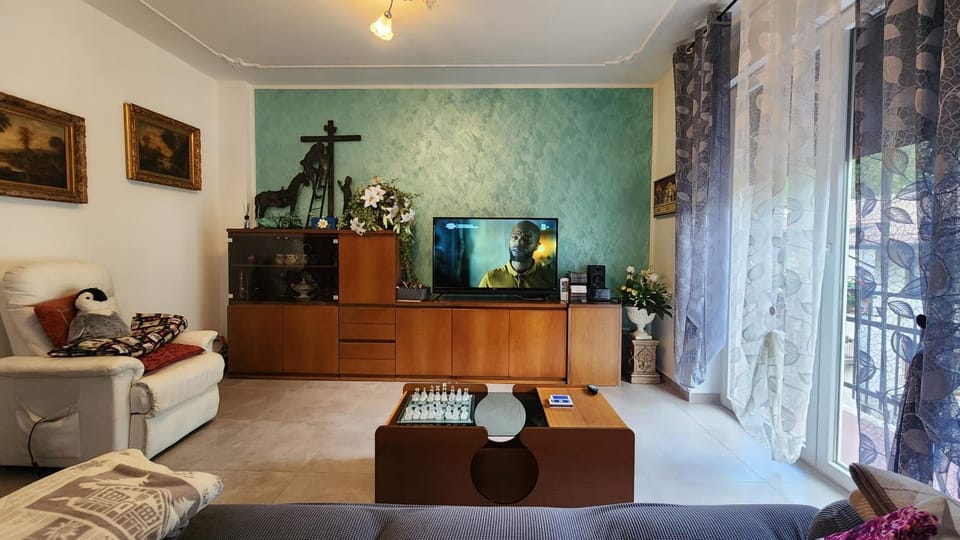 Communal lounge/ TV room, TV and multimedia, Living room, Seating area, Evening entertainment