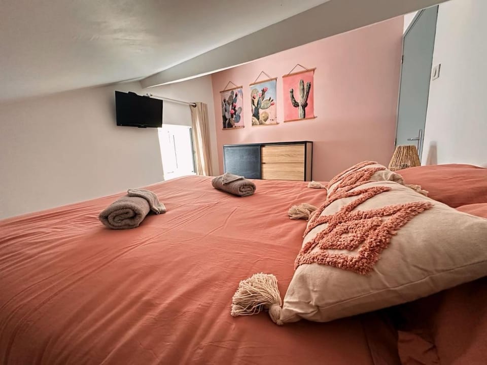Bed, TV and multimedia, Photo of the whole room, Bedroom, towels