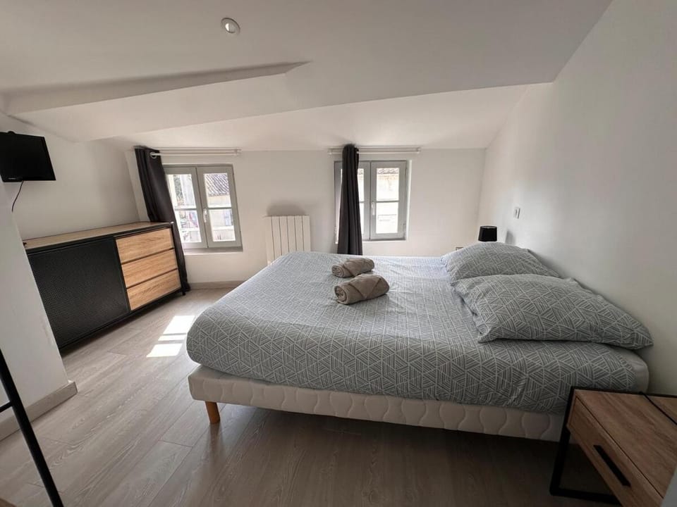 Bed, TV and multimedia, Kitchen or kitchenette, Photo of the whole room, Bedroom, towels