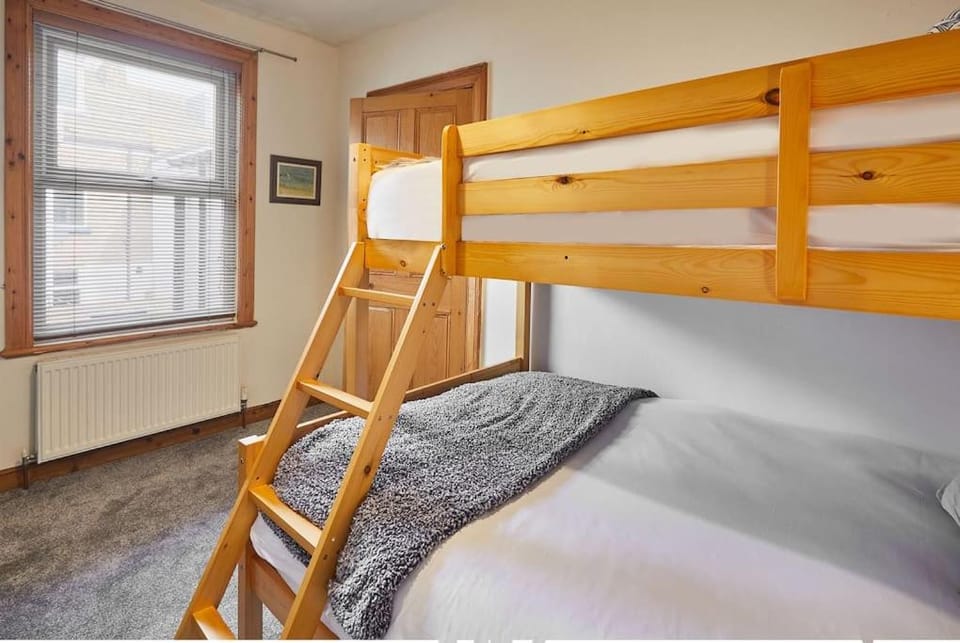 Oswy Street, Whitby. Sleeps up to 7 guests House in England