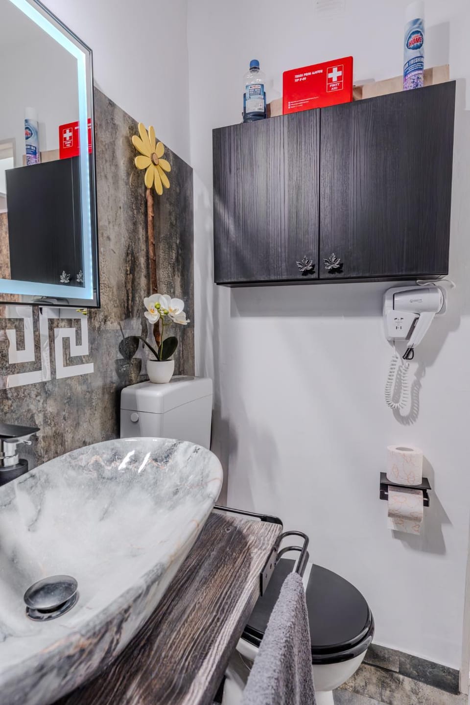 Tiki's Bar studio Apartment in Bucharest