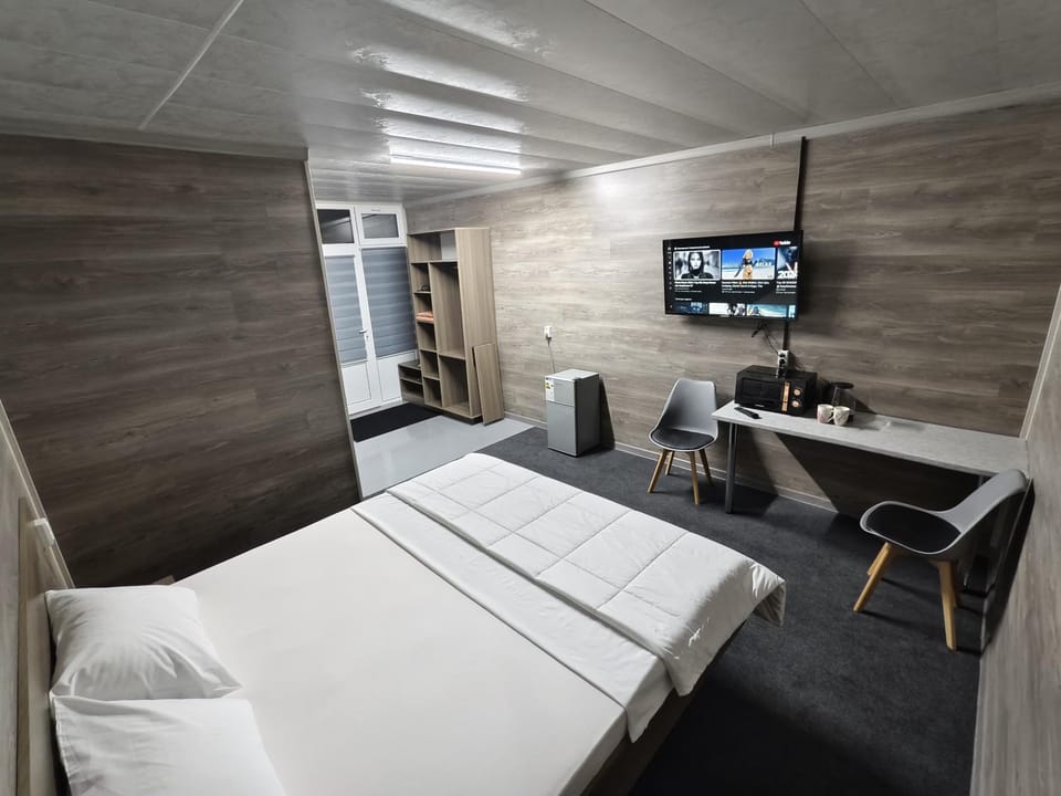 Bed, TV and multimedia, Photo of the whole room