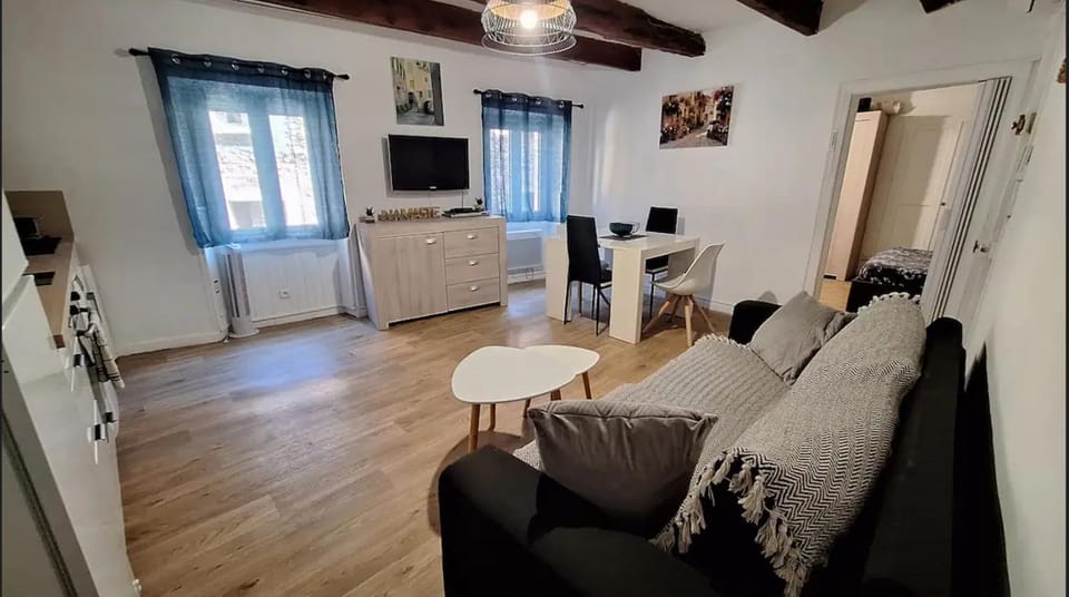 Charmant appartement de village rénové Apartment in French Riviera