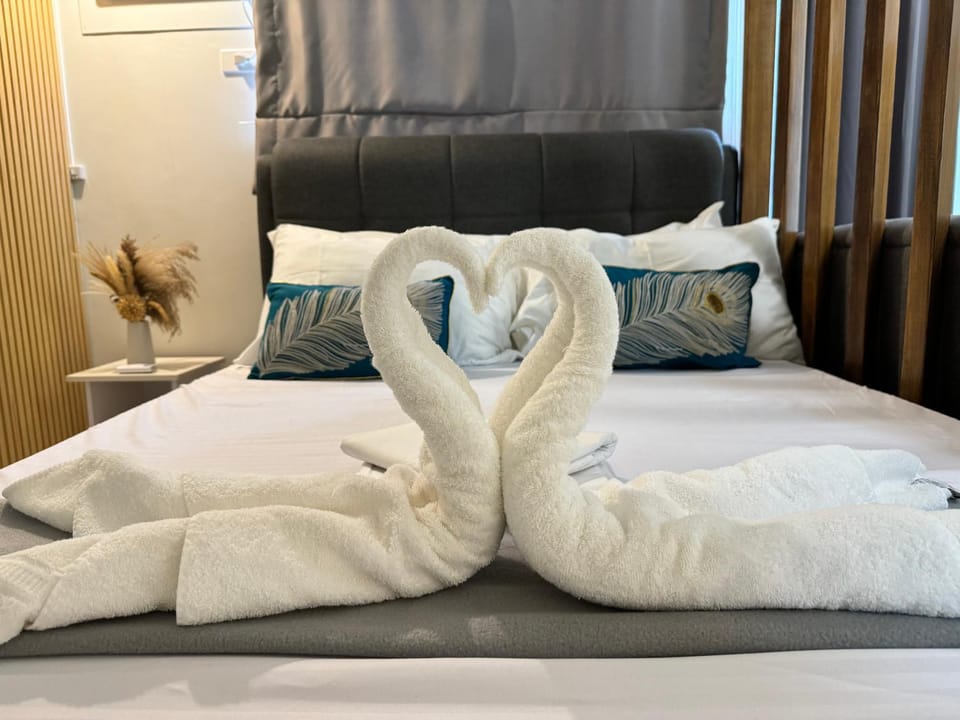 Bed, Bedroom, towels