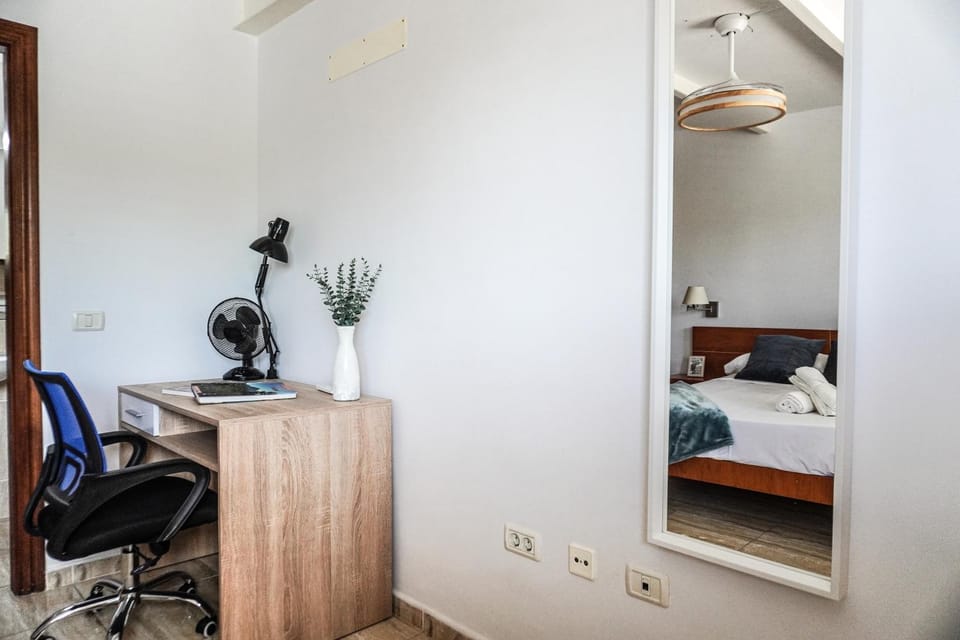 Bed, Photo of the whole room, Bedroom, hair dresser