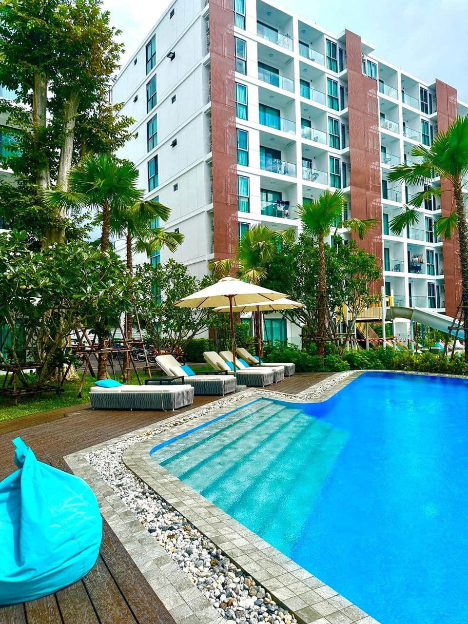 Property building, Day, Garden, Garden view, Pool view, Swimming pool, Swimming pool, sunbed