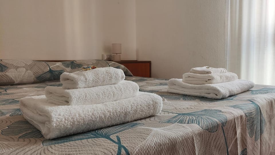 Bedroom, towels